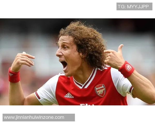 费尔明回乡参加巴萨球迷协会成立活动与球迷亲密互动签名留念